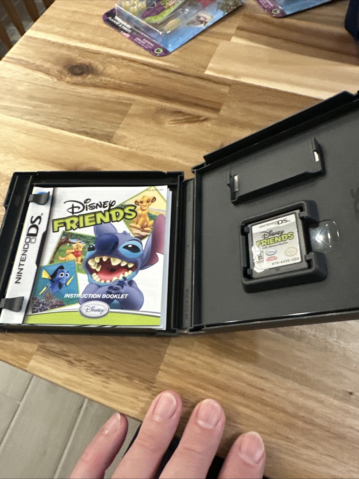 Nintendo DS – Disney Friends – Complete in Box w/ Manual Stitch Winnie The Pooh