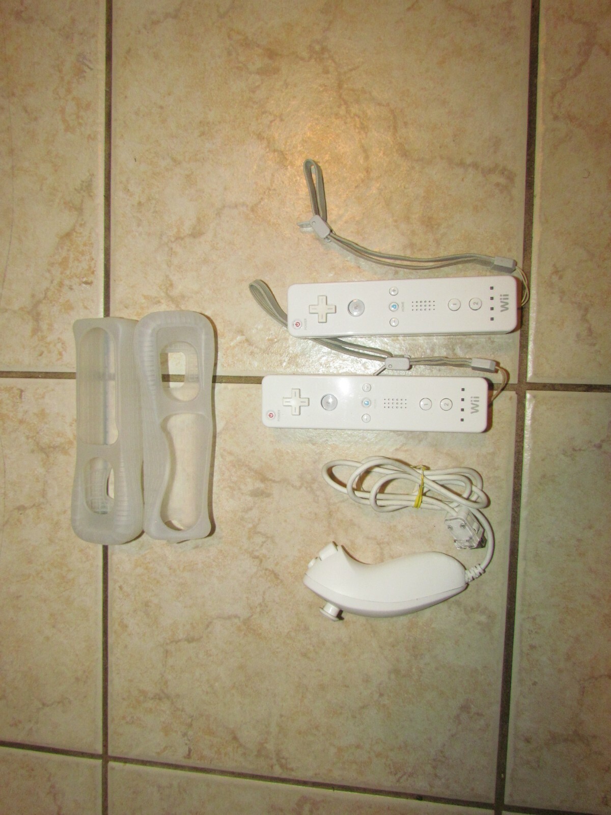 Nintendo WII Bundle Console 2 REMOTES NUNCHUCK 5 GAMES SPORTS GLOVES ZAPPER