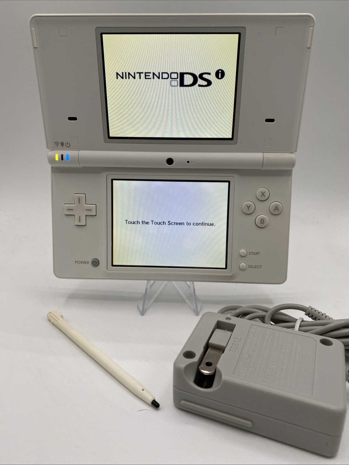 Nintendo DSi White Console Bundle w/ Charger & 16GB SD Card
