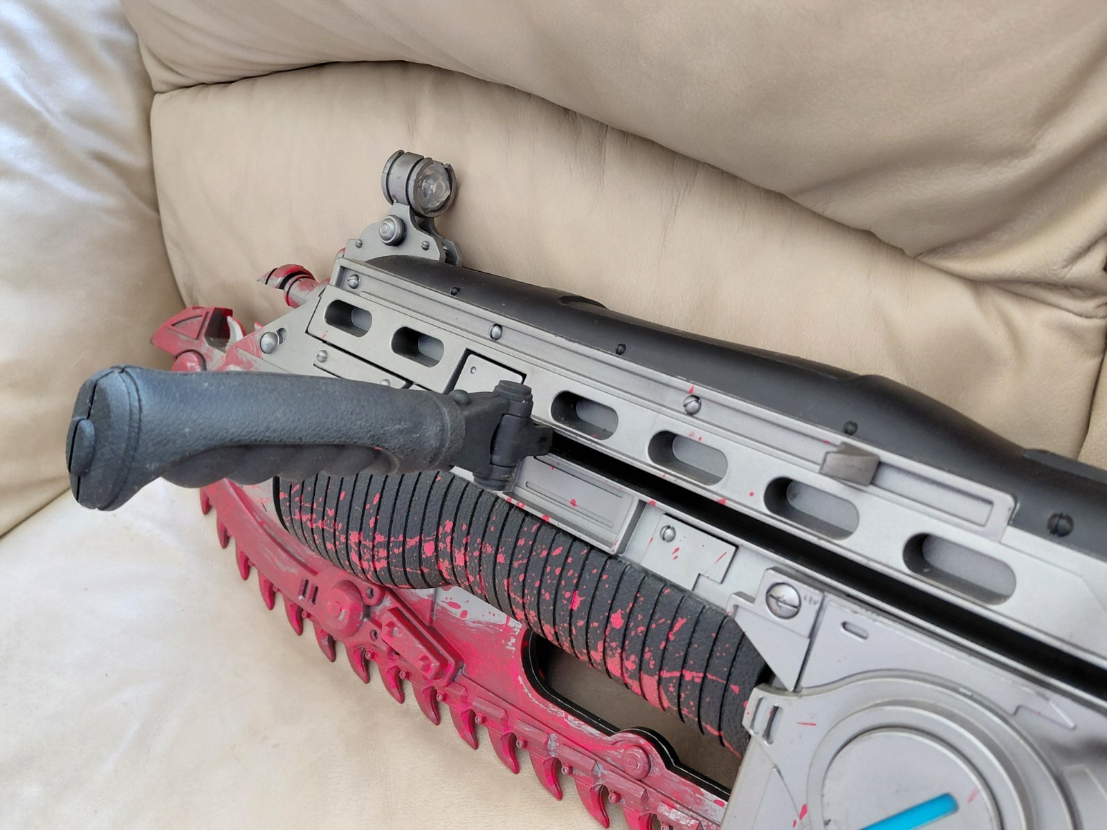 NECA Gears Of War Lancer Replica 2008 – Bloody Lancer – 36″ Full Size Prop
