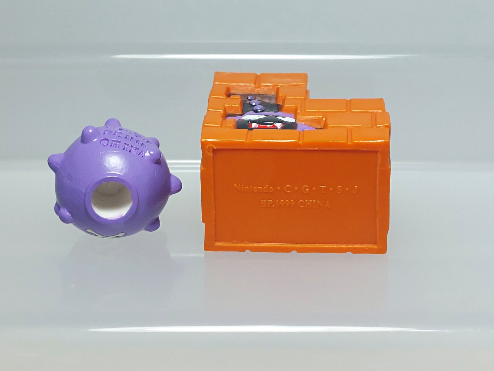 Koffing Gastly Pokemon Pencil Stand Figure Diorama Banpresto 1999 Japan 2.4in