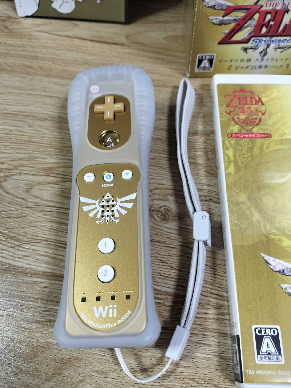 Wii Gold Remote ZELDA Skyward Sword 25th Special Edition Disc, Controller Boxed