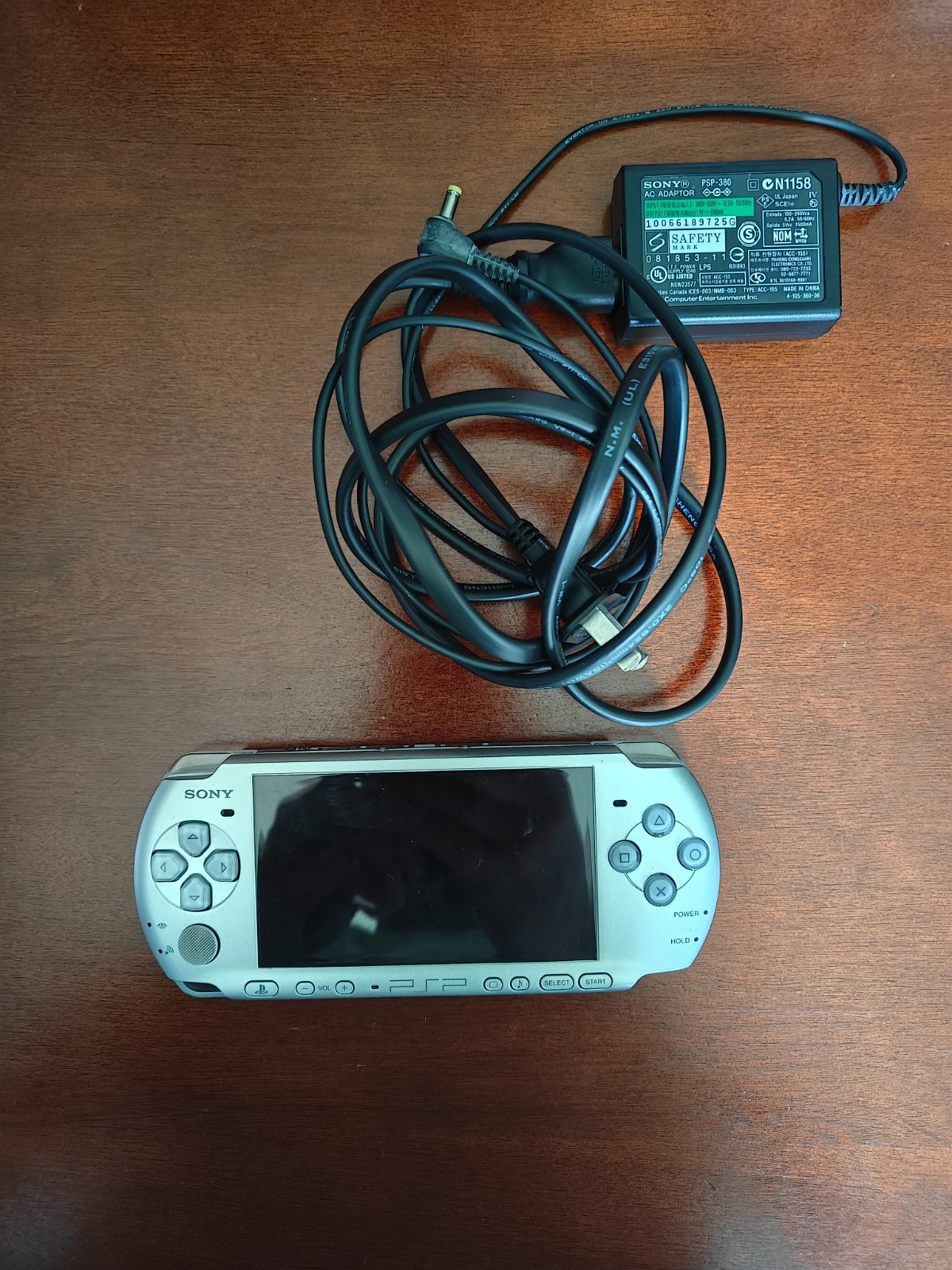 Sony PSP 1000 Silver Handheld System with Charger and Case