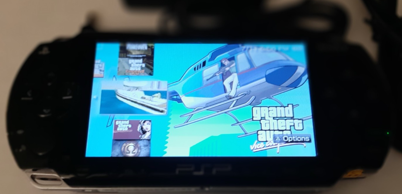 Sony PSP-1001 (ARK-4 CFW) 16 GB Console Bundle New Battery Read