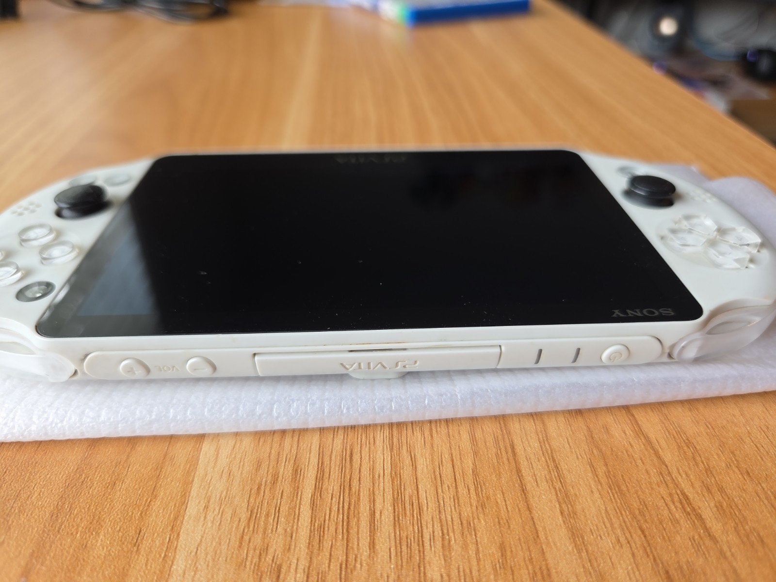 Sony PS Vita PCH-2000ZA22 1GB Handheld Console – Glacier White CIB US SELLER