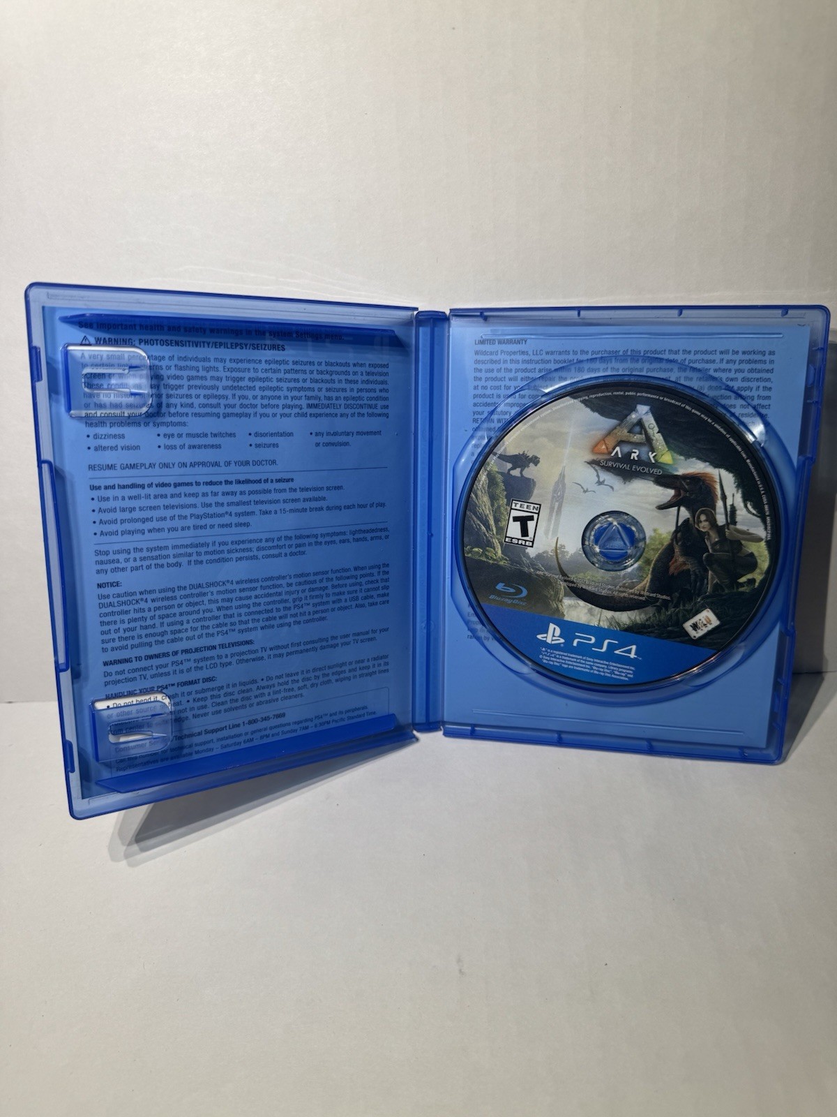 Studio Wildcard ARK: Survival Evolved PS4 Multiplayer Online Play T Teen