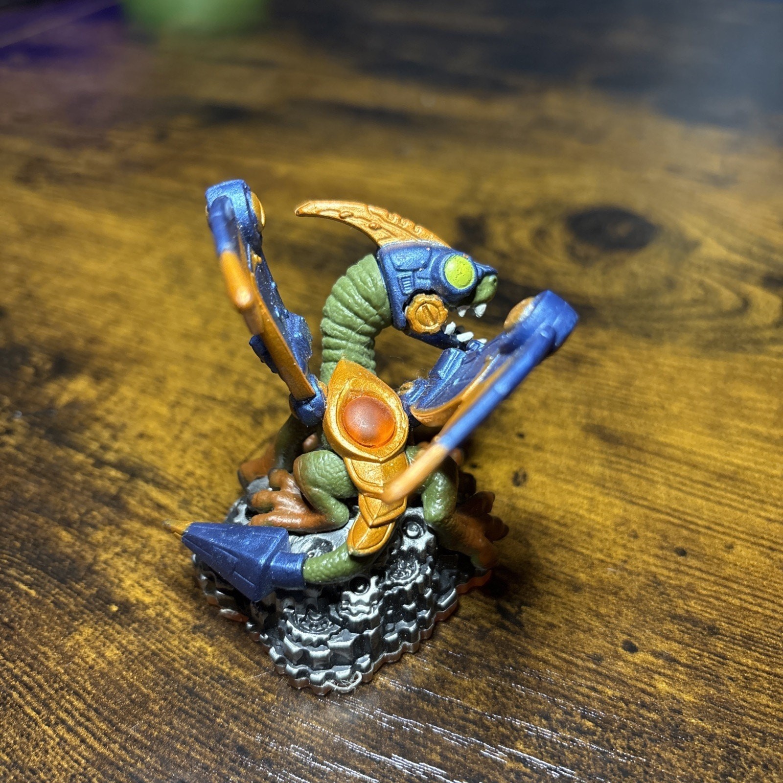 Lightcore Drobot Figure – Skylanders Giants