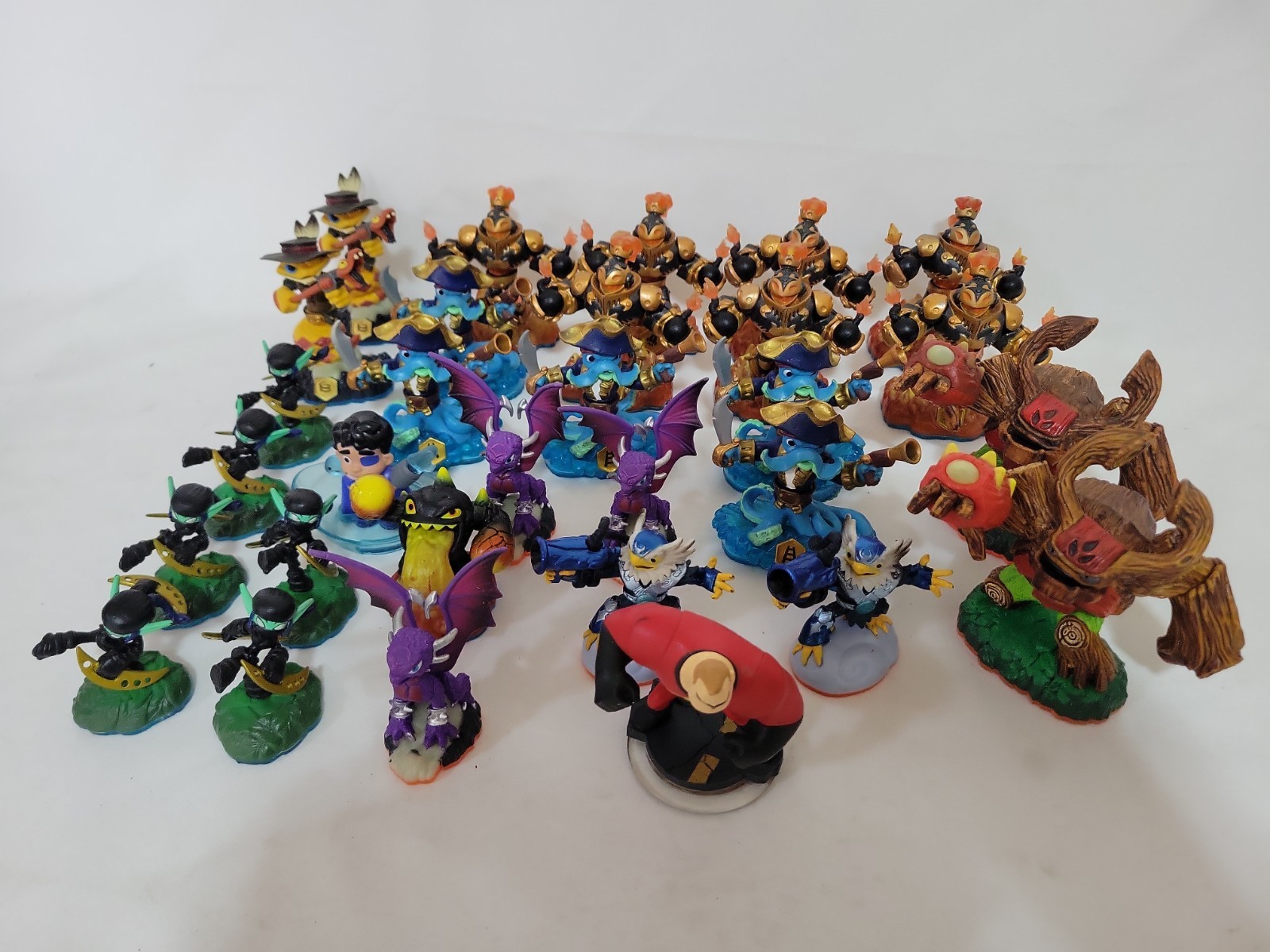Activision Skylanders – Bulk Lot of 30 + Figures