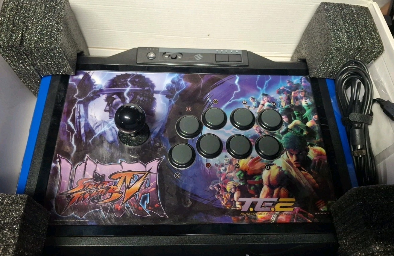 MadCatz Ultra Street Fighter IV Arcade Fight Stick Tournament Edition 2 PS3/PS4