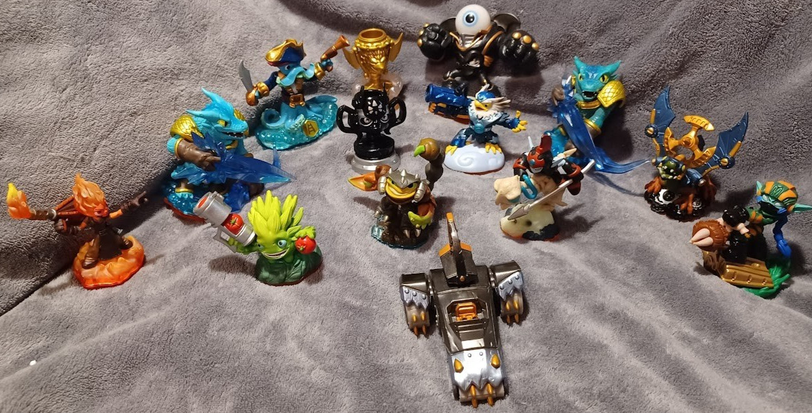 Mixed Lot of Skylanders: Giants,Trophies, Super Chargers etc. (14 in total)