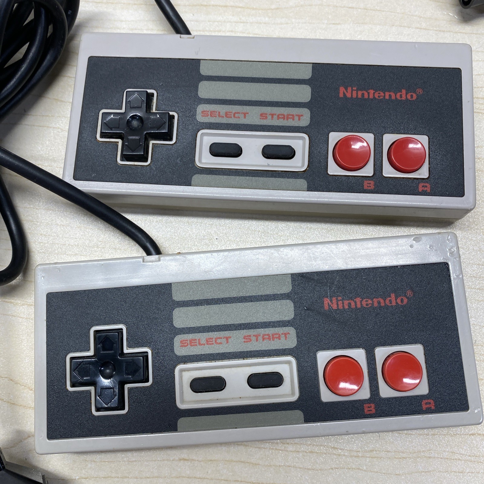 Lot of 5 OEM Nintendo NES Controllers 4 Rectangular NES-004, 1 Max NES-027 READ