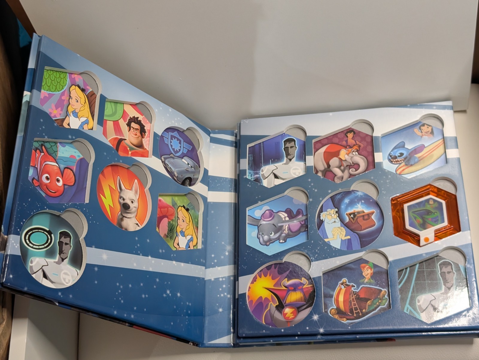 Disney Infinity Power Disc album with 6 Discs And Infiniti Port