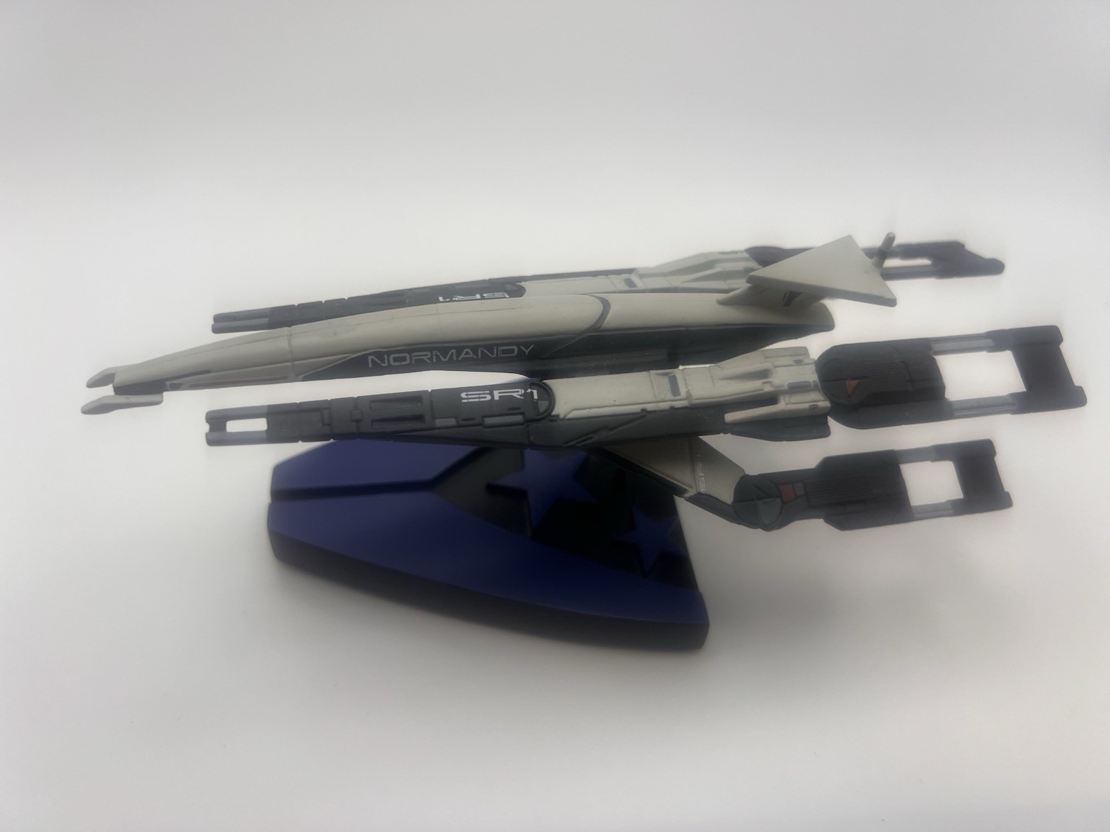 Dark Horse Mass Effect Alliance Normandy SR-1 Ship Replica Statue with Box 2013