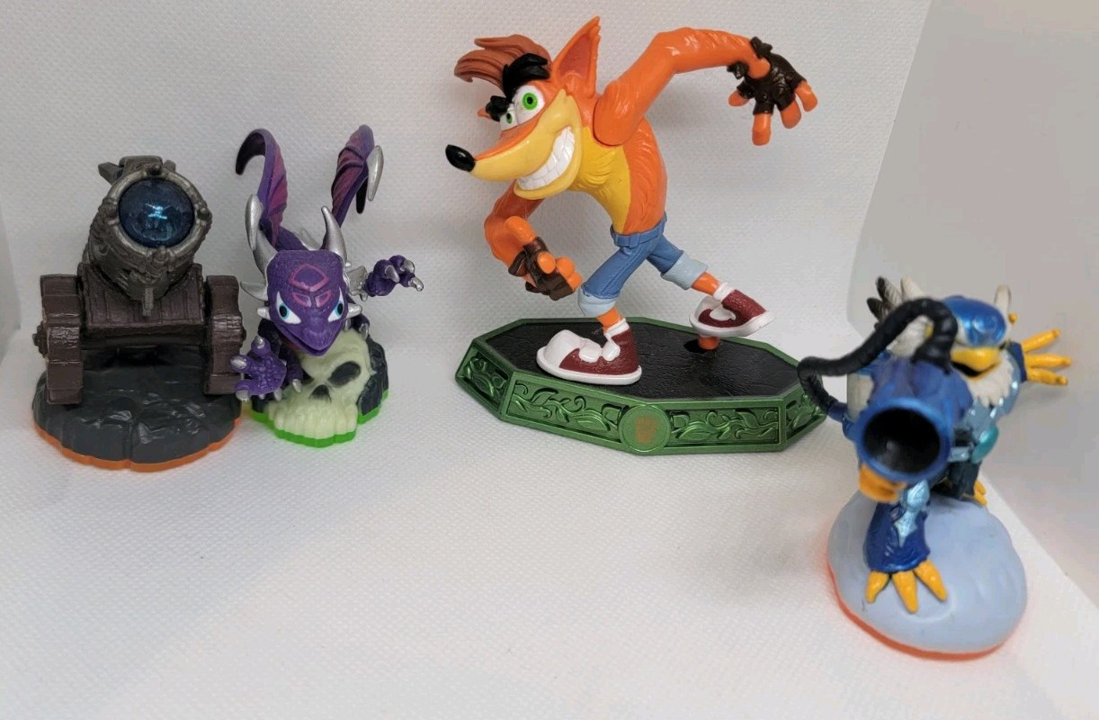Activision Skylanders 29 Piece Lot Characters, Vehicles, Items, Weapons