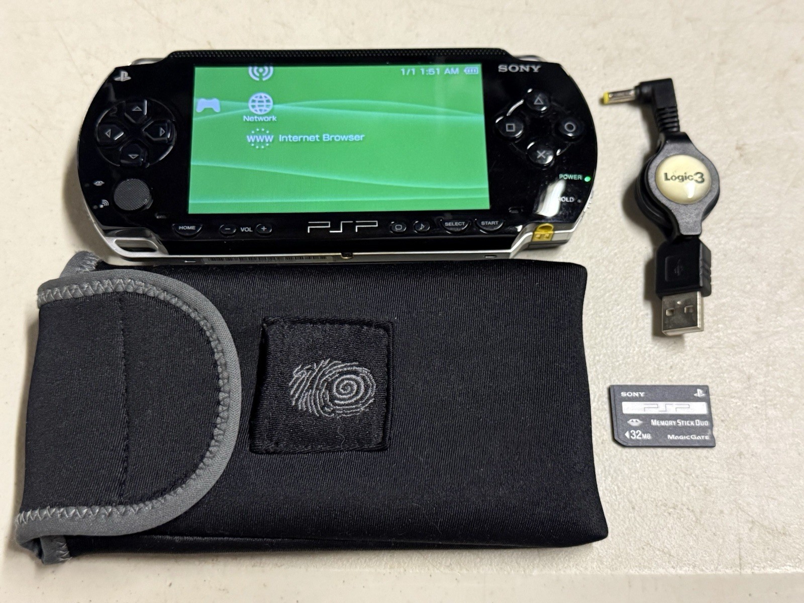 Sony PlayStation Portable PSP 1001 Handheld Console w/ Charger & Memory Stick