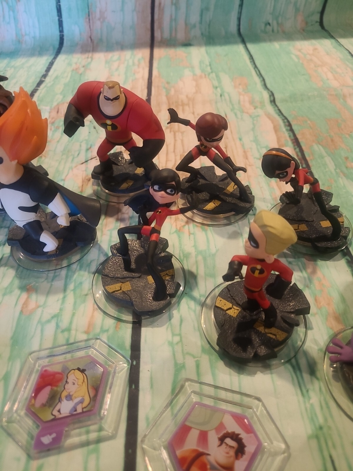 Disney Infinity Lot Of 14 Figures And 11 Power Disc The Incredibles Pirates