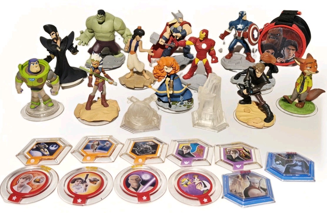 LOT OF 14 DISNEY INFINITY SKYLANDERS & 11 POWER DISC