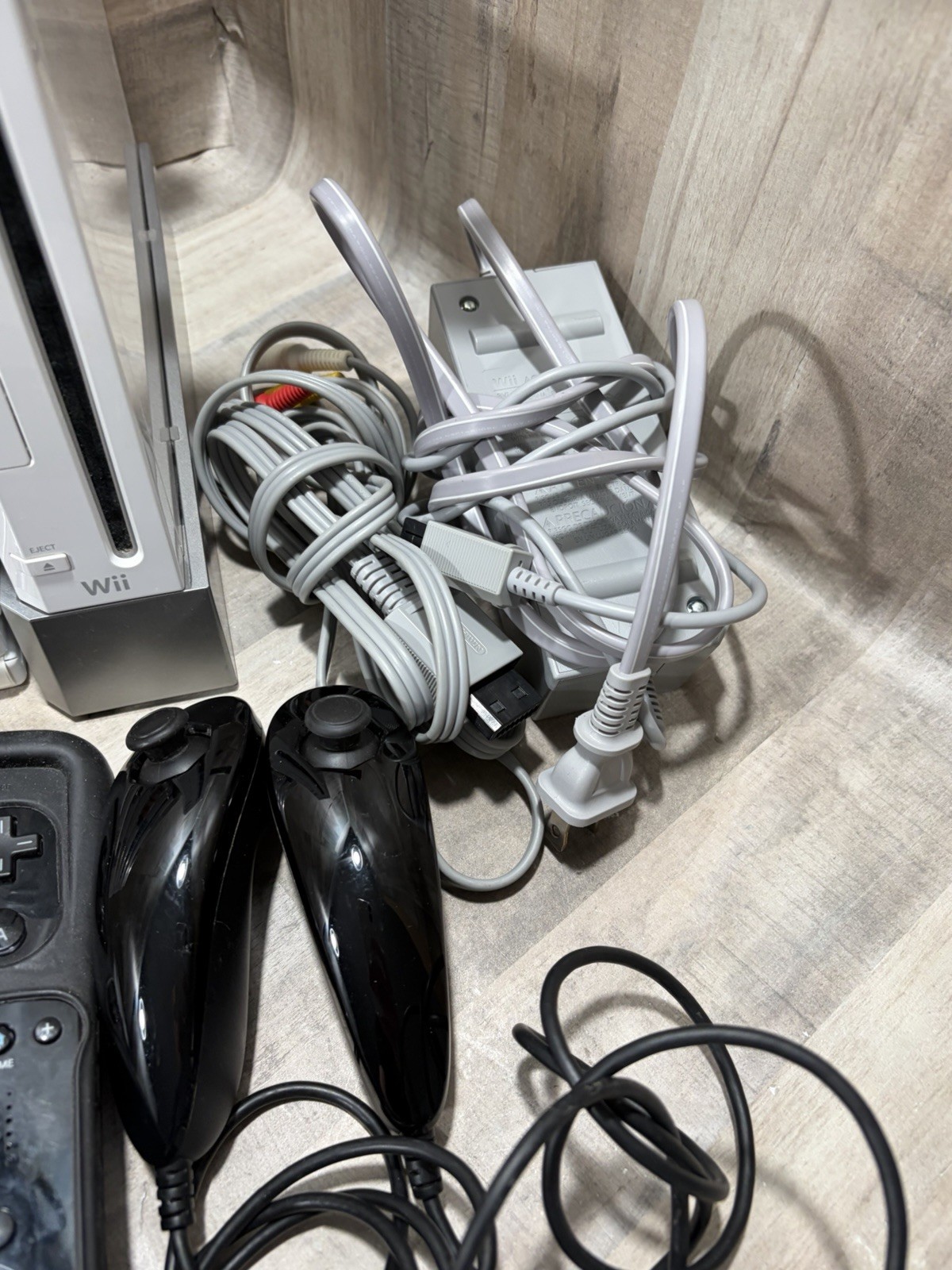 Nintendo Wii Console – White Bundle with 9 Games & 2 Controller + Nunchucks