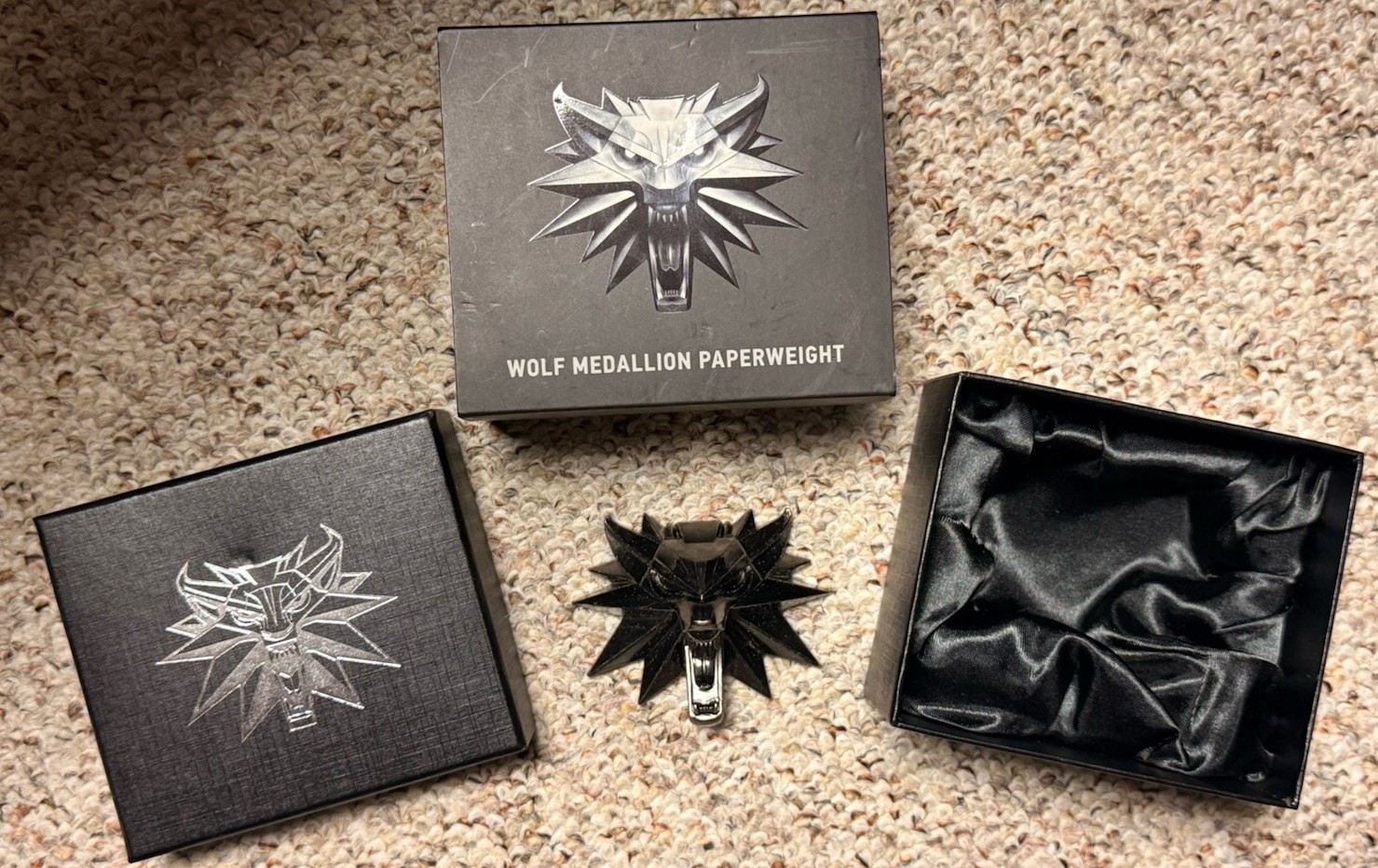 The Witcher 3 Wild Hunt Wolf Medallion Metal Paperweight Dark Horse Deluxe w Box