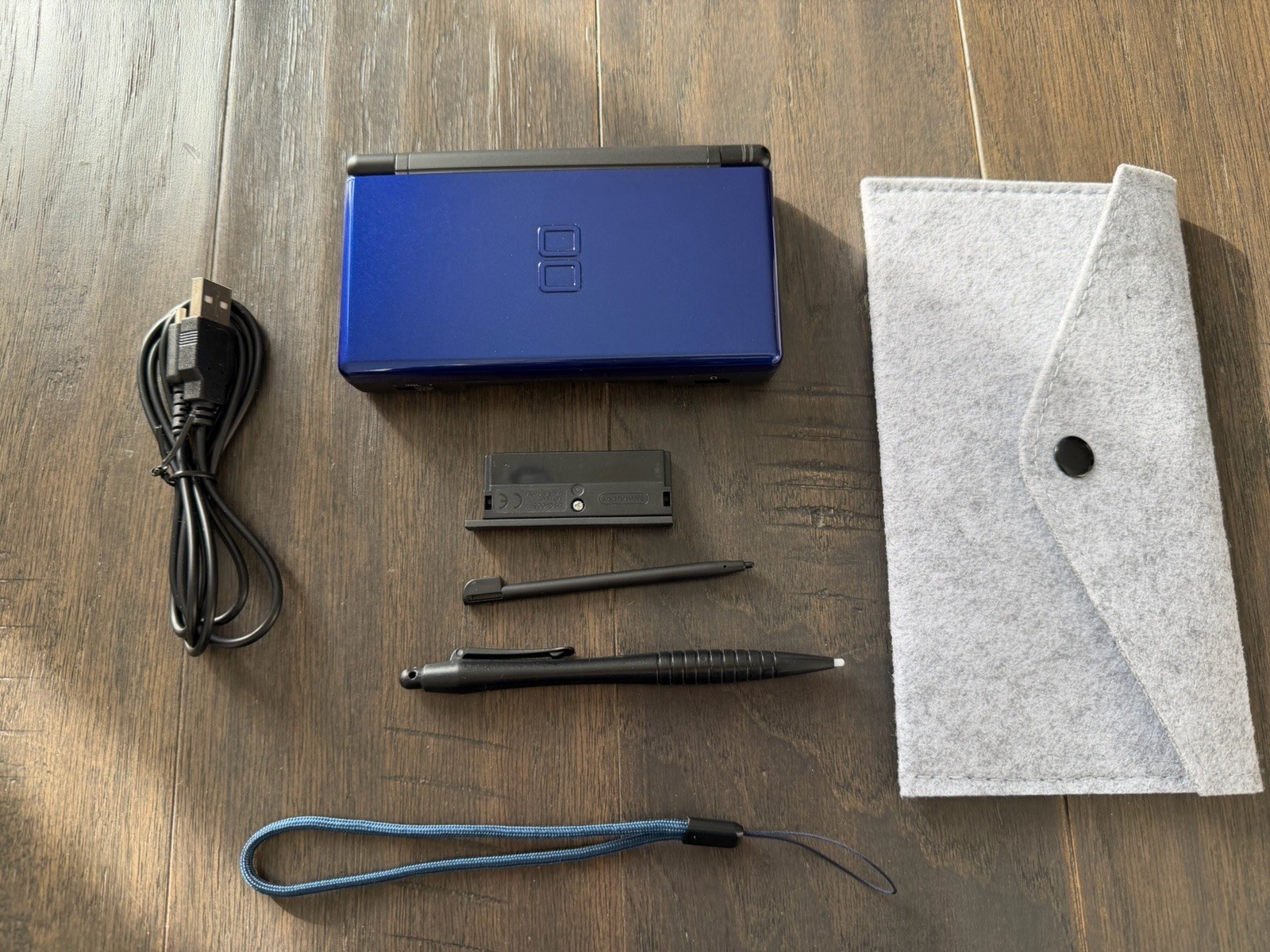 Nintendo DS Lite To Play DS And Game Boy Advance Games – Cobalt Blue