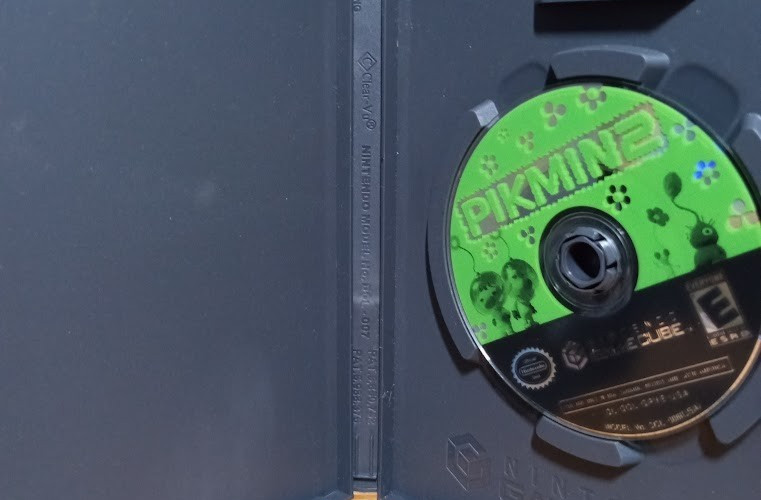 Pikmin 2 (Nintendo GameCube, 2004) Disc and Case