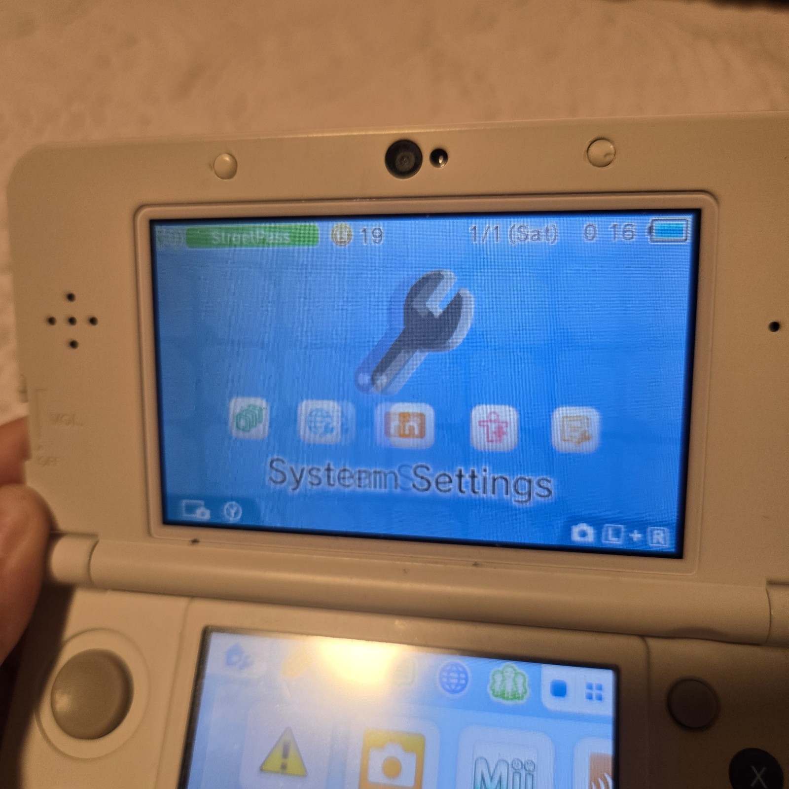 Nintendo New 3DS Super Mario Edition Handheld System – White TESTED No Stylus
