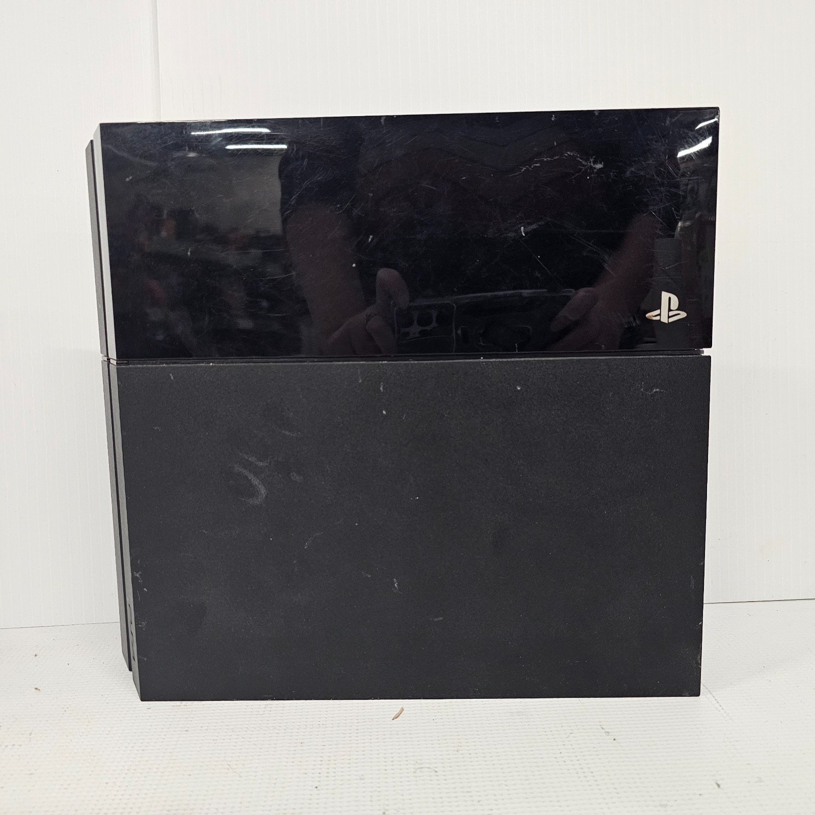 Sony PlayStation 4 CUH-1001A 500GB (loose shell app starting issues no return)