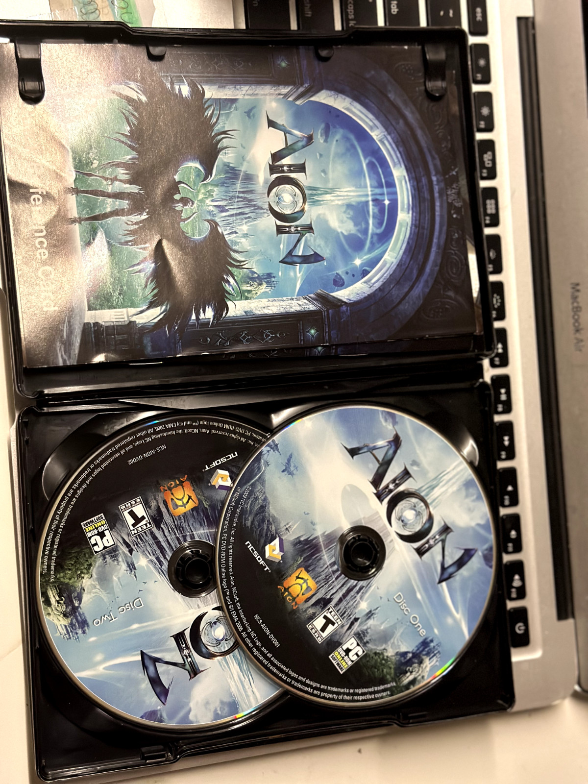 AION A WORLD DIVIDED – PC Video Game – STEELBOOK Edition