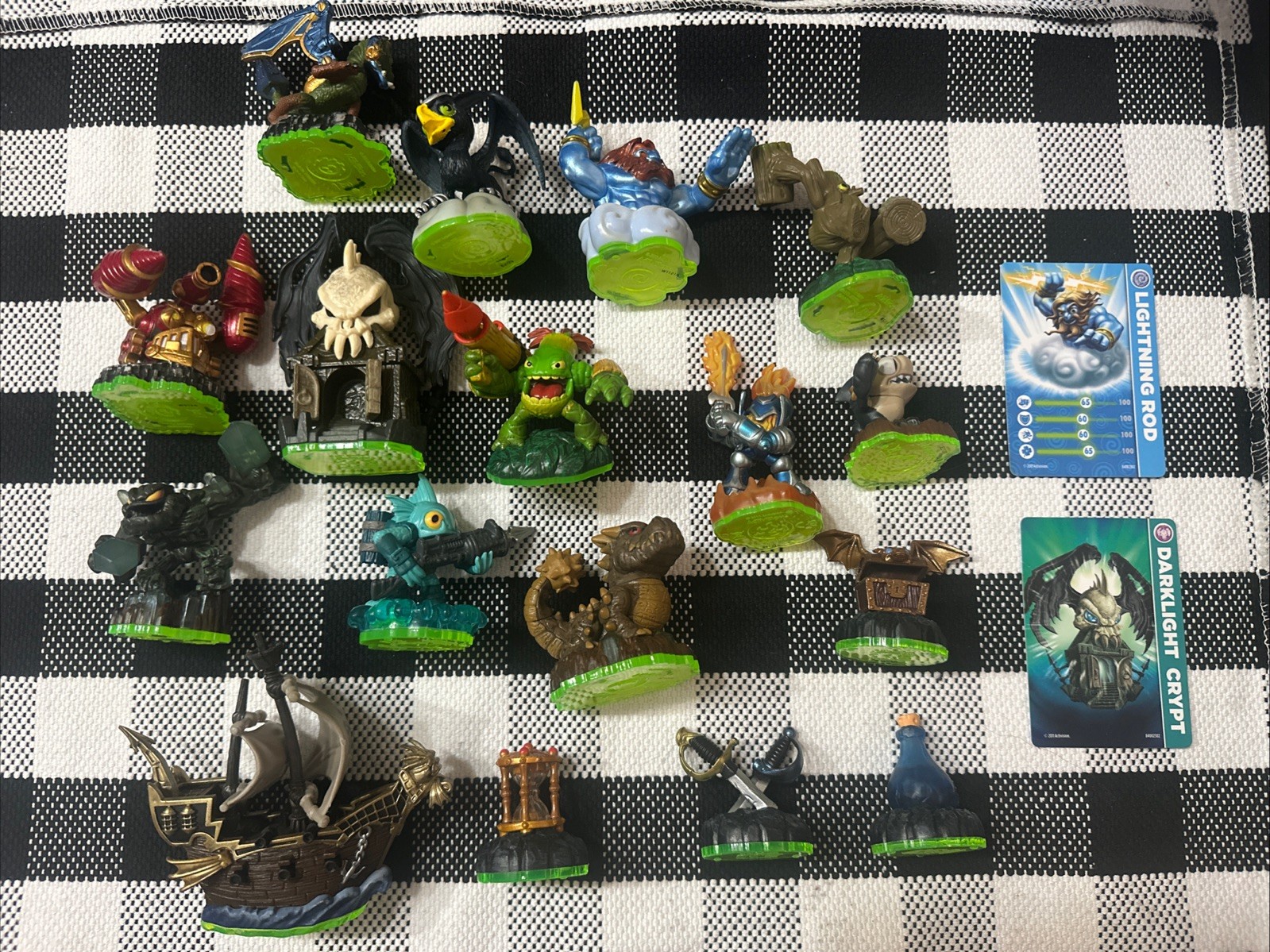 MASSIVE Skylander Lot with Cards Great Condition