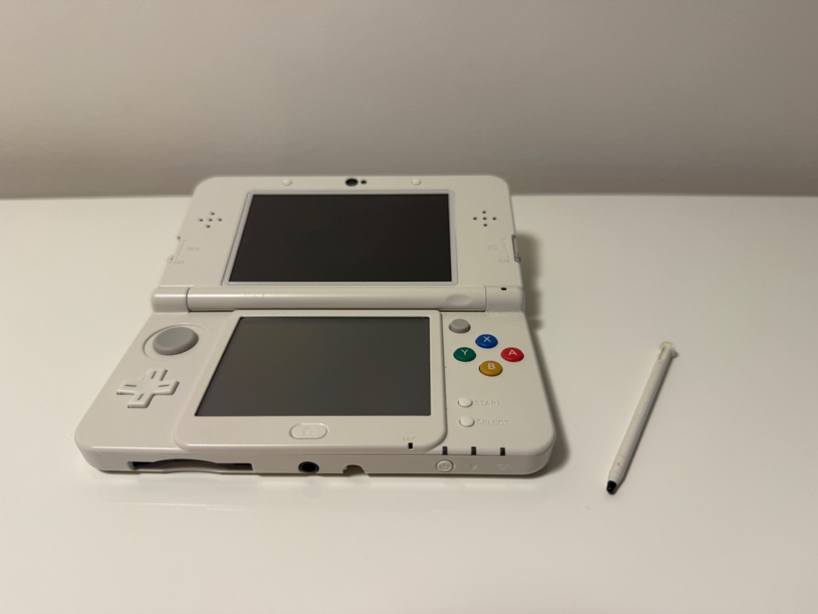 Used “New Nintendo 3DS” Super Mario Edition – White