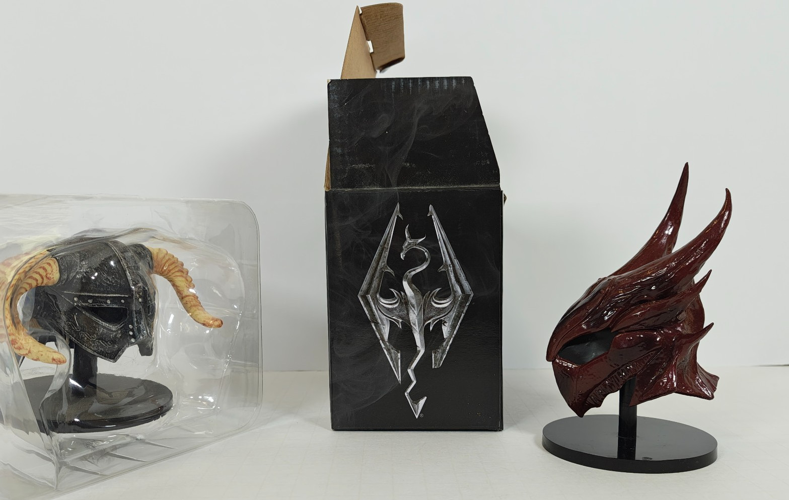 Lootcrate Replica Skyrim Decor Helmets Dovakhiin and Daedrik