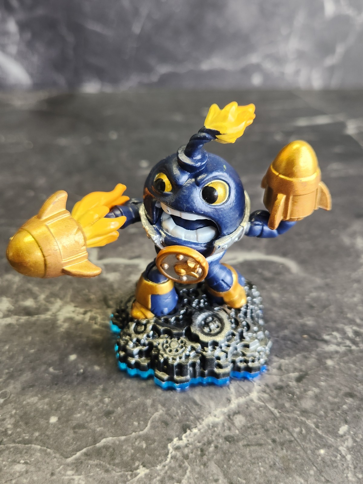 Lot Of 15 Assorted Skylanders Figures W/ Green Carrying Case Swap Force/Disney.
