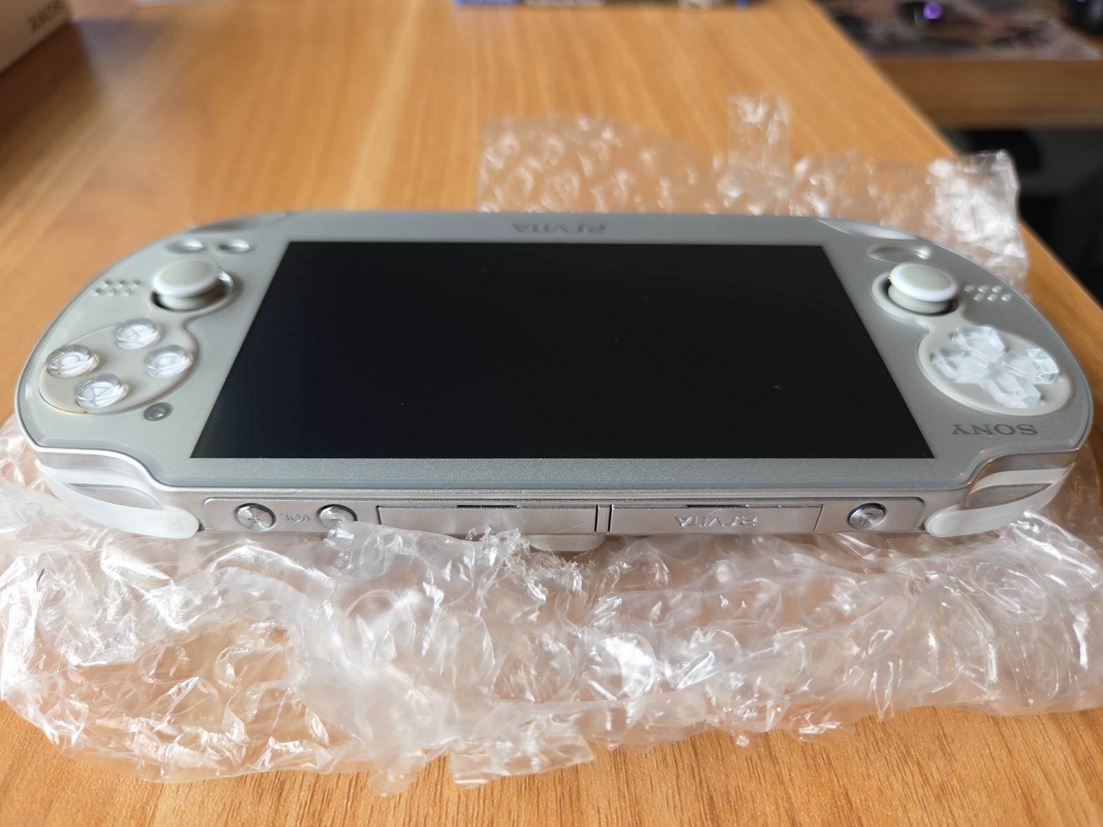 PlayStation PS Vita Wi-Fi Model Ice Silver Rare pch-1000 EXCELLENT COND. SELLER