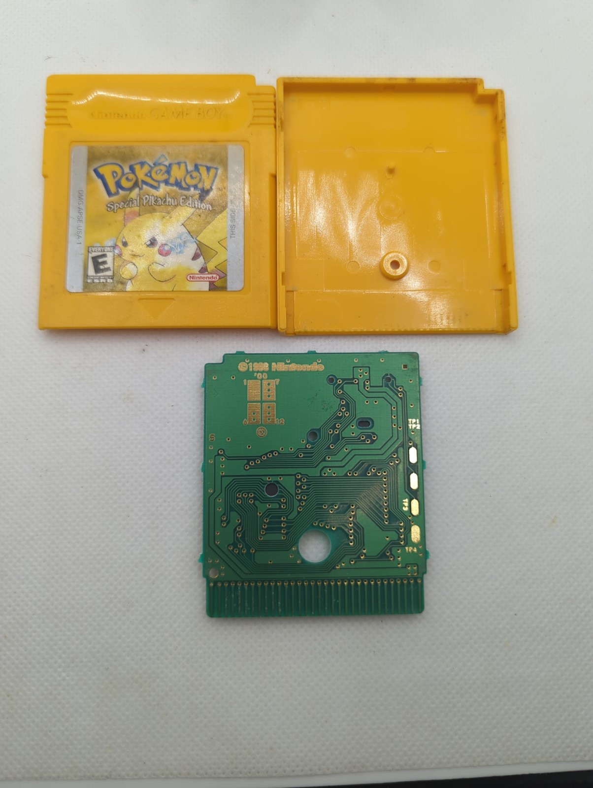 Nintendo GameBoy Pokémon Yellow Pikachu Edition (Nintendo, 1999) *AUTH, GOOD BAT