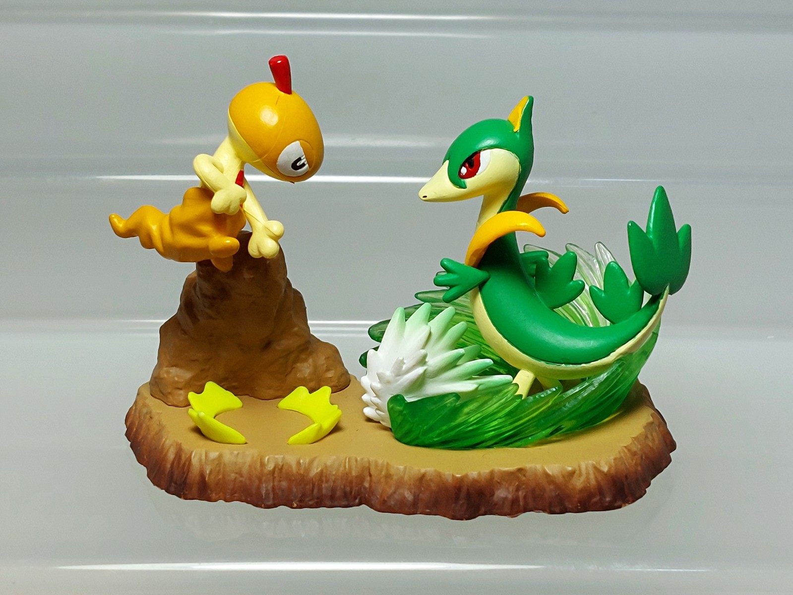 Scraggy vs Servine Pokemon Battle Motions Figure Diorama Bandai 2011 Japan 2.4in
