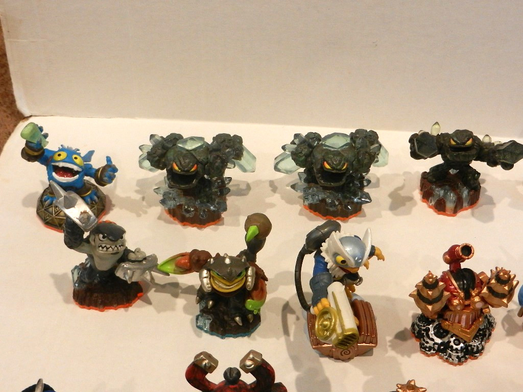 Lot of 50 Skylanders Figures – Mix of Spyro / Giants / Swap Force