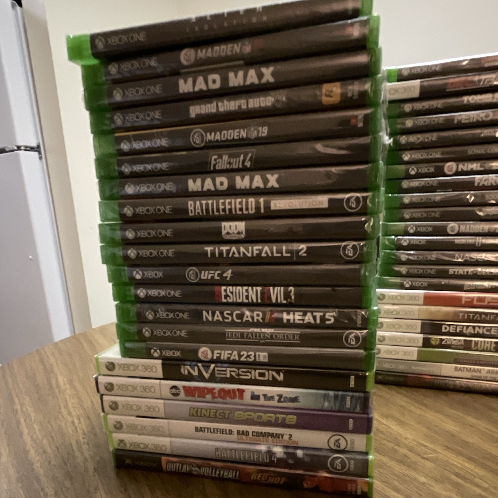 1 Microsoft Xbox One/Xbox 360 Mixed Game Lot w/ Cases – Madden, FIFA 23, GTA V
