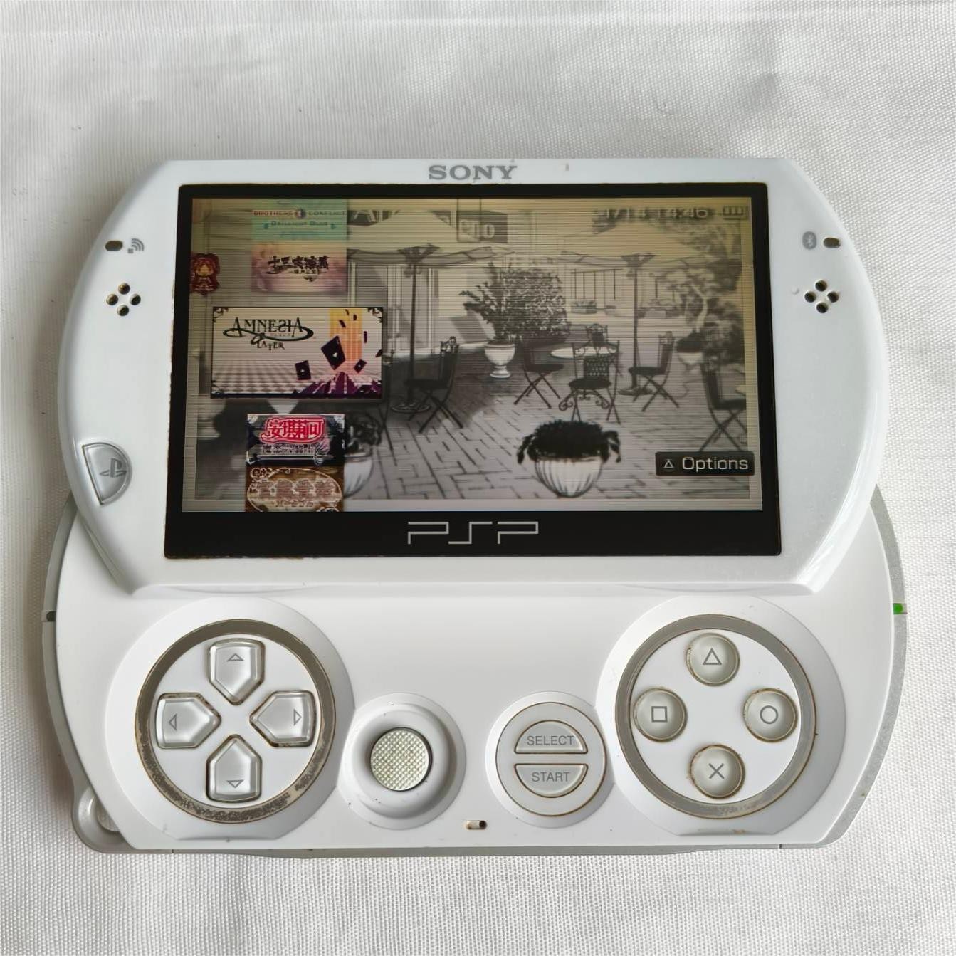 Sony PSP GO console White with Charger PSP-N1001 with bag
