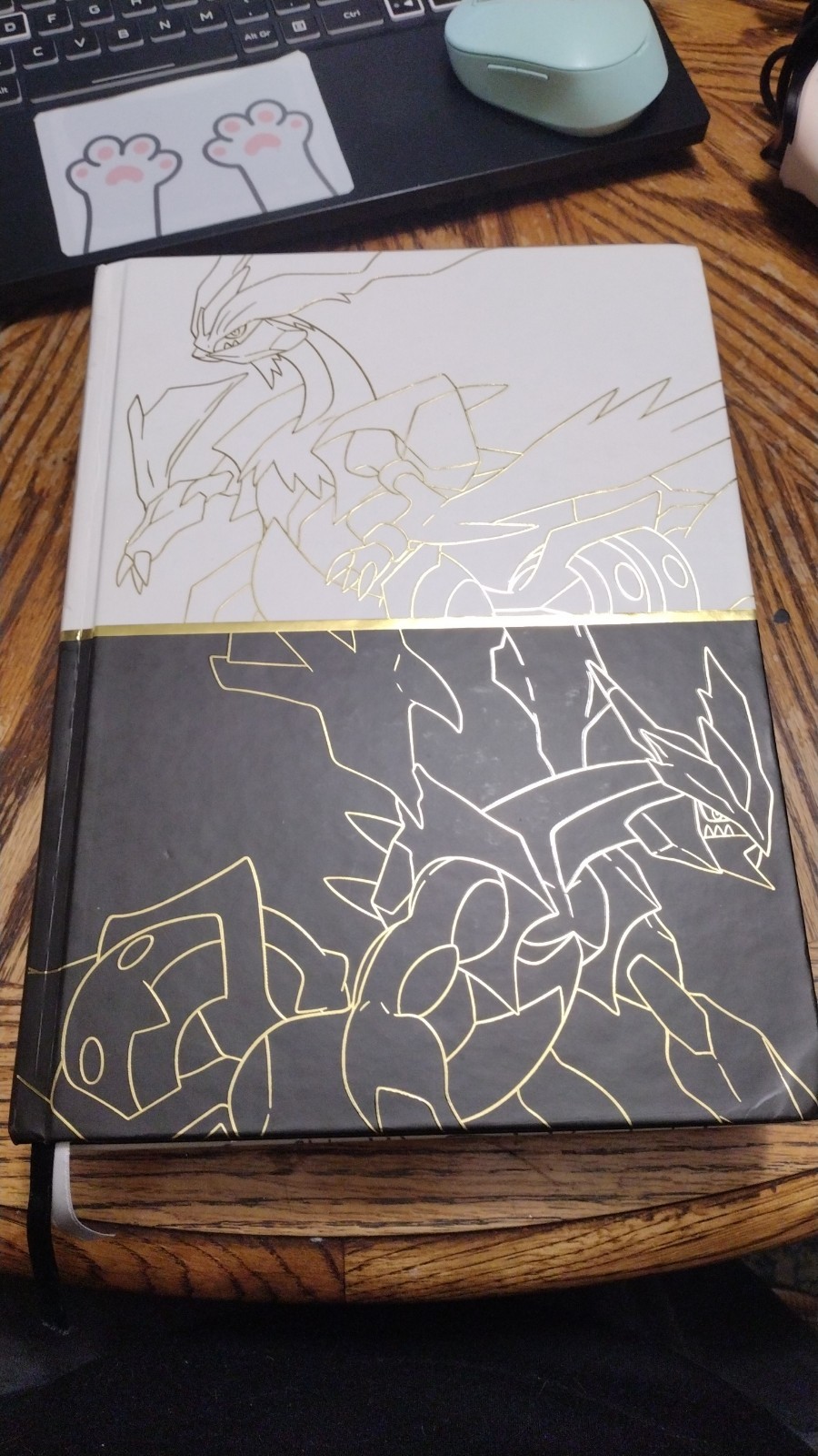Pokemon Black & White LTD Collector’s Edition Strategy Guide & Unova Pokedex