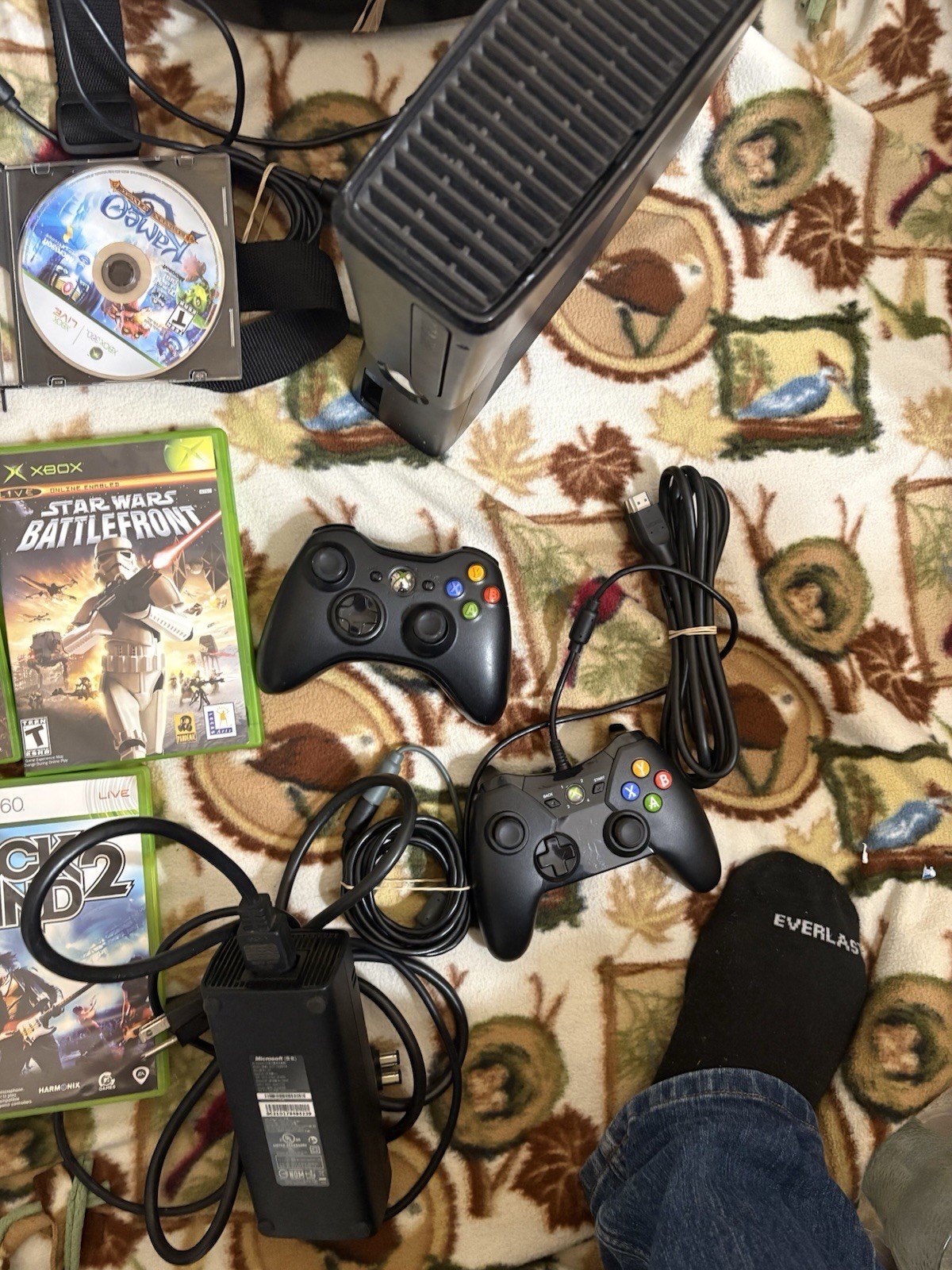 Xbox 360 Slim 250 Gb Bundle 8 Games 2 Controllers Rock Band Guitars RPG action