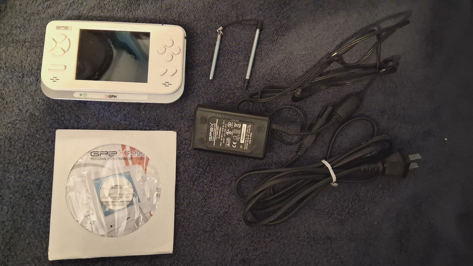 GP2X F-200 Portable Retro Linux Console + TV Output Cradle, working tested