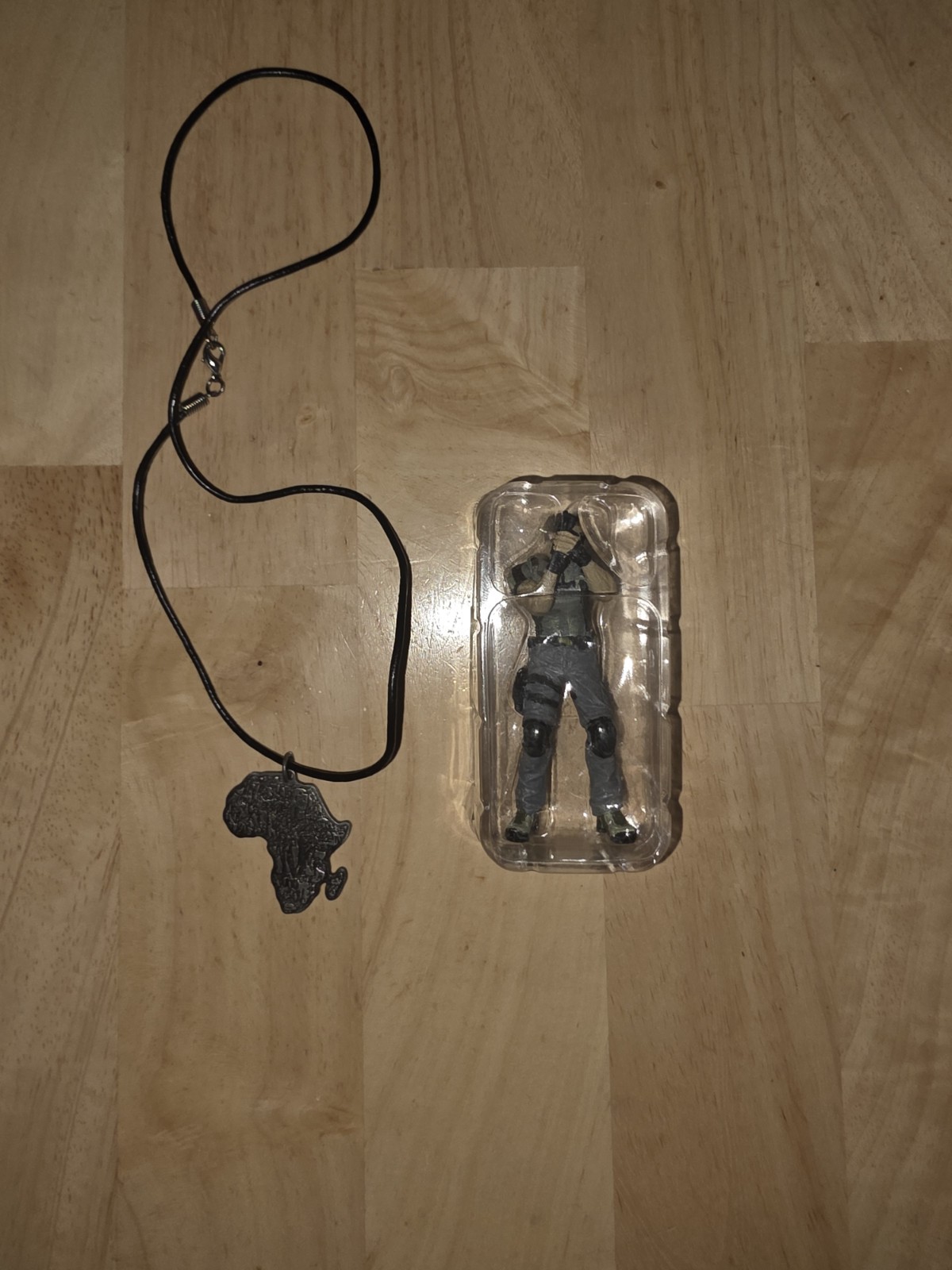 Official RESIDENT EVIL 5 Kijuju Necklace PROMO CAPCOM & Chris Redfield