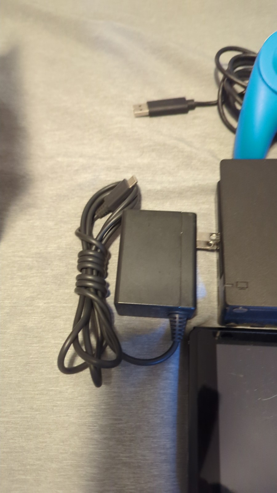 Nintendo Switch Console HAC-001 32GB *no joycons/used/works* w/charger and contr