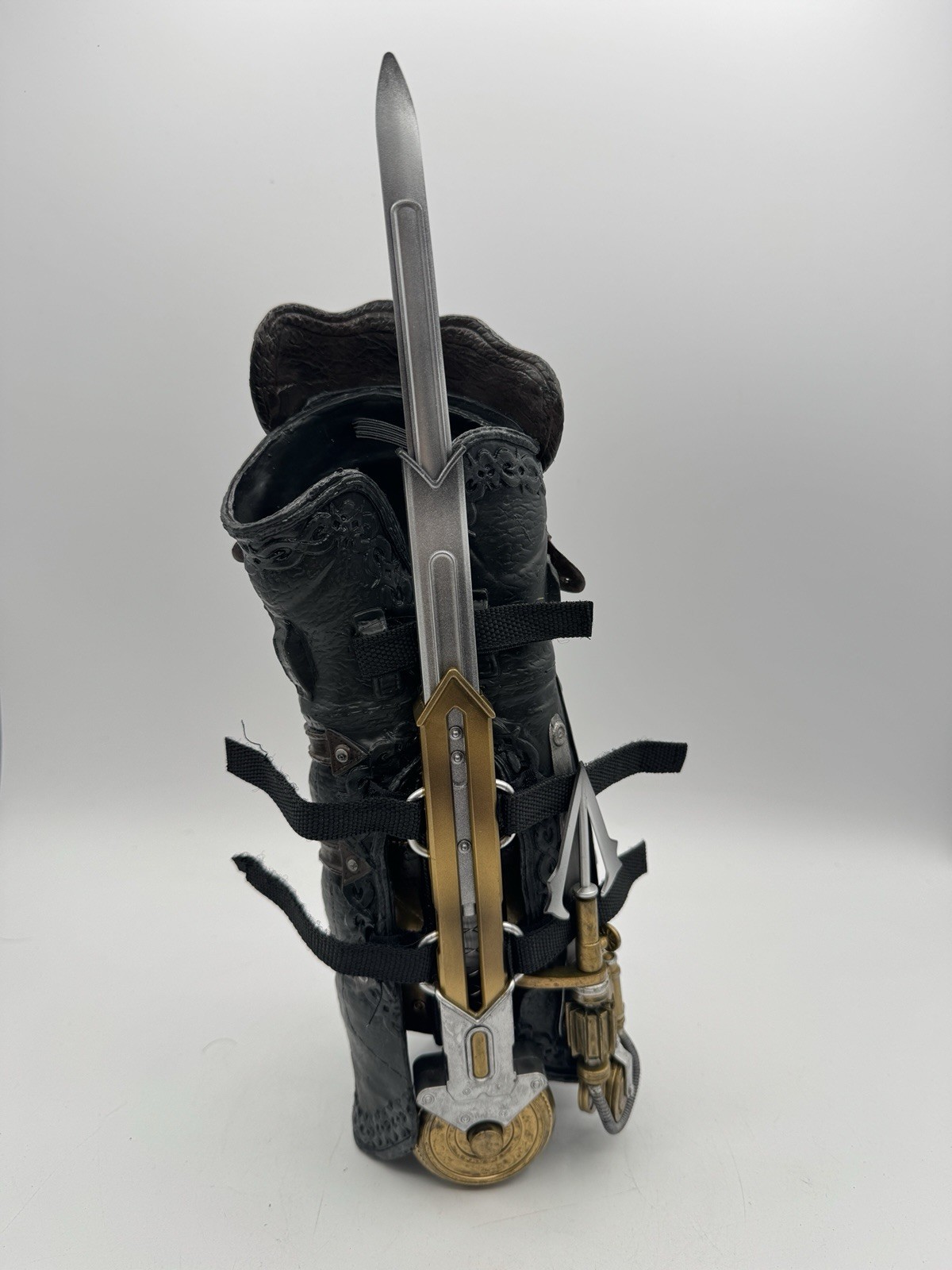 Assassin’s Creed Syndicate Assassin’s Gauntlet with Hidden Blade ships with Box