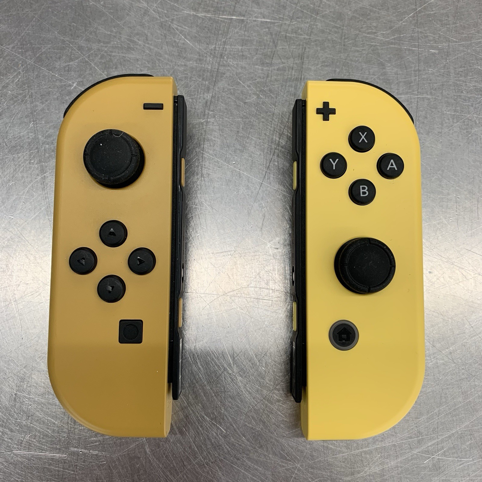 Nintendo Switch Pokémon Let’s Go Pikachu Edition in Box 32GB Console