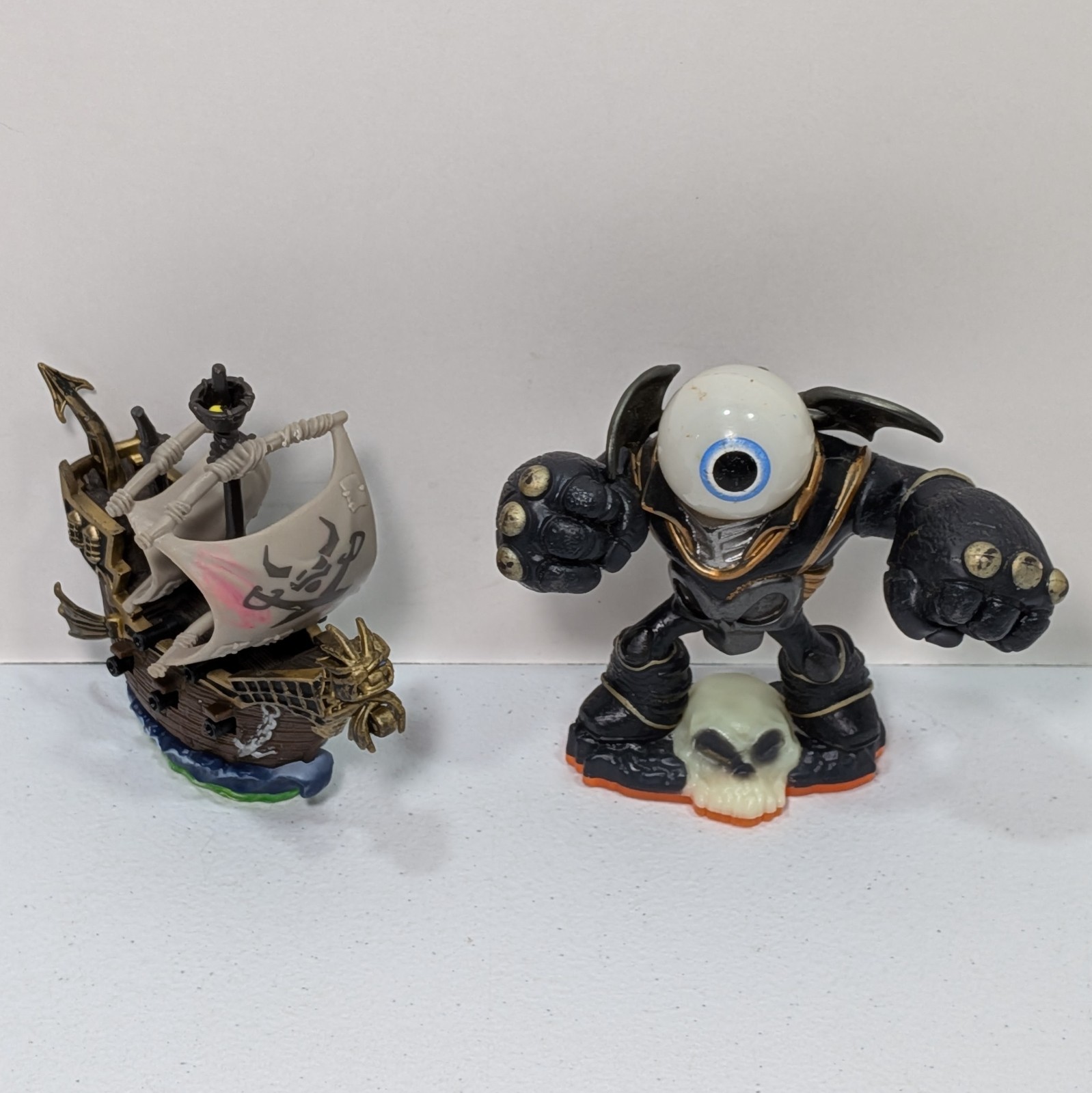 Skylanders Spyros Adventure 14 Figure Lot w/ 6 Cards & PowerA Travel Tote Bag