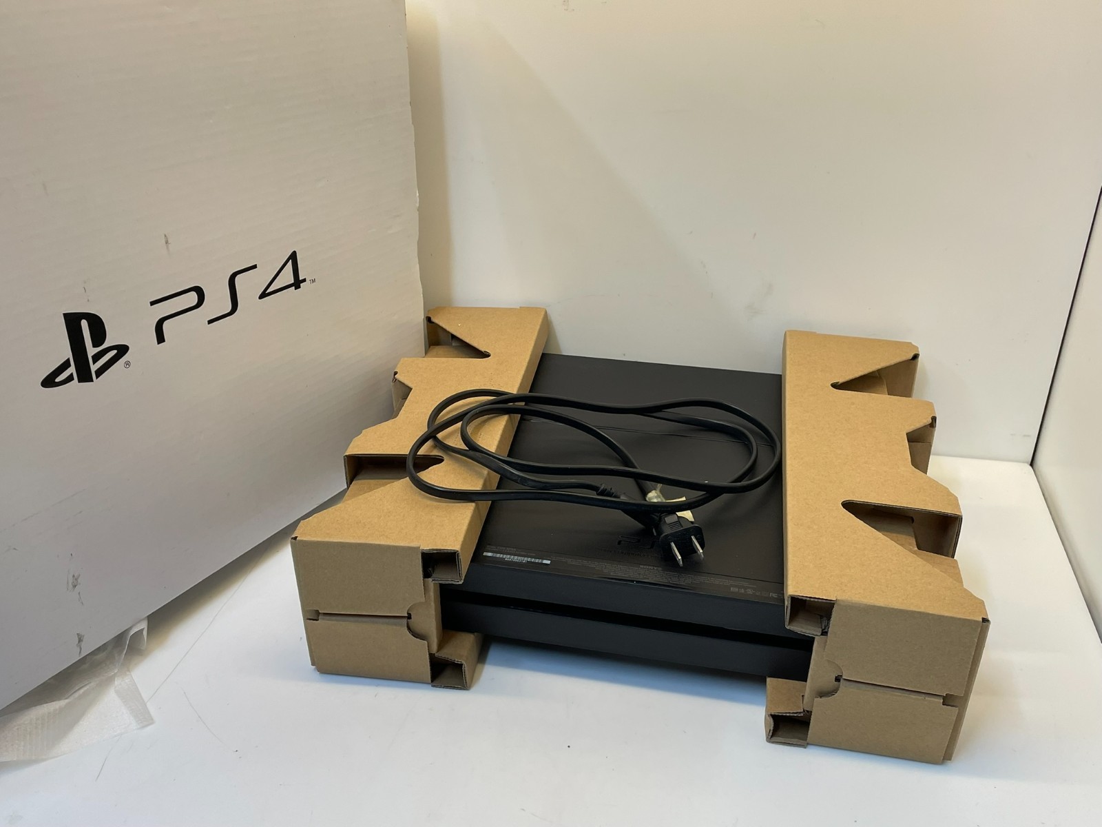 r71- Sony PlayStation 4 PS4 Console Only Original box Black CUH-1215A
