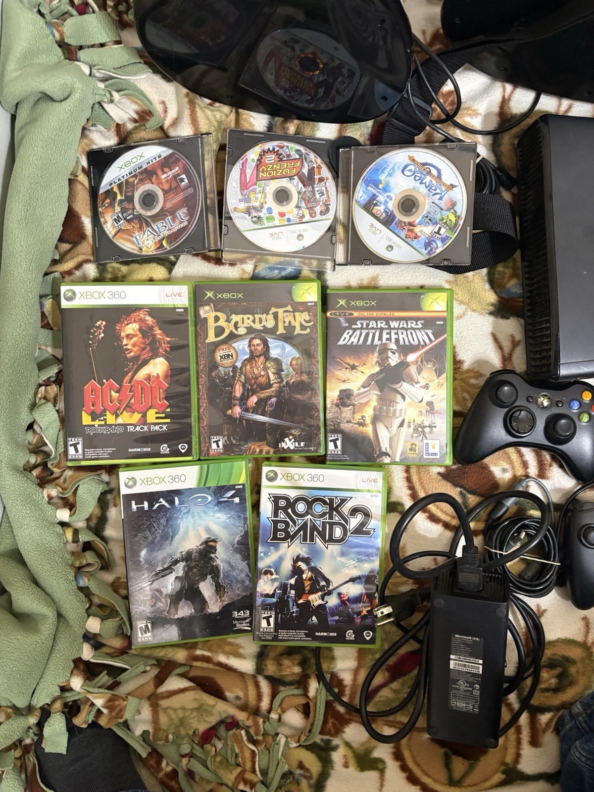 Xbox 360 Slim 250 Gb Bundle 8 Games 2 Controllers Rock Band Guitars RPG action