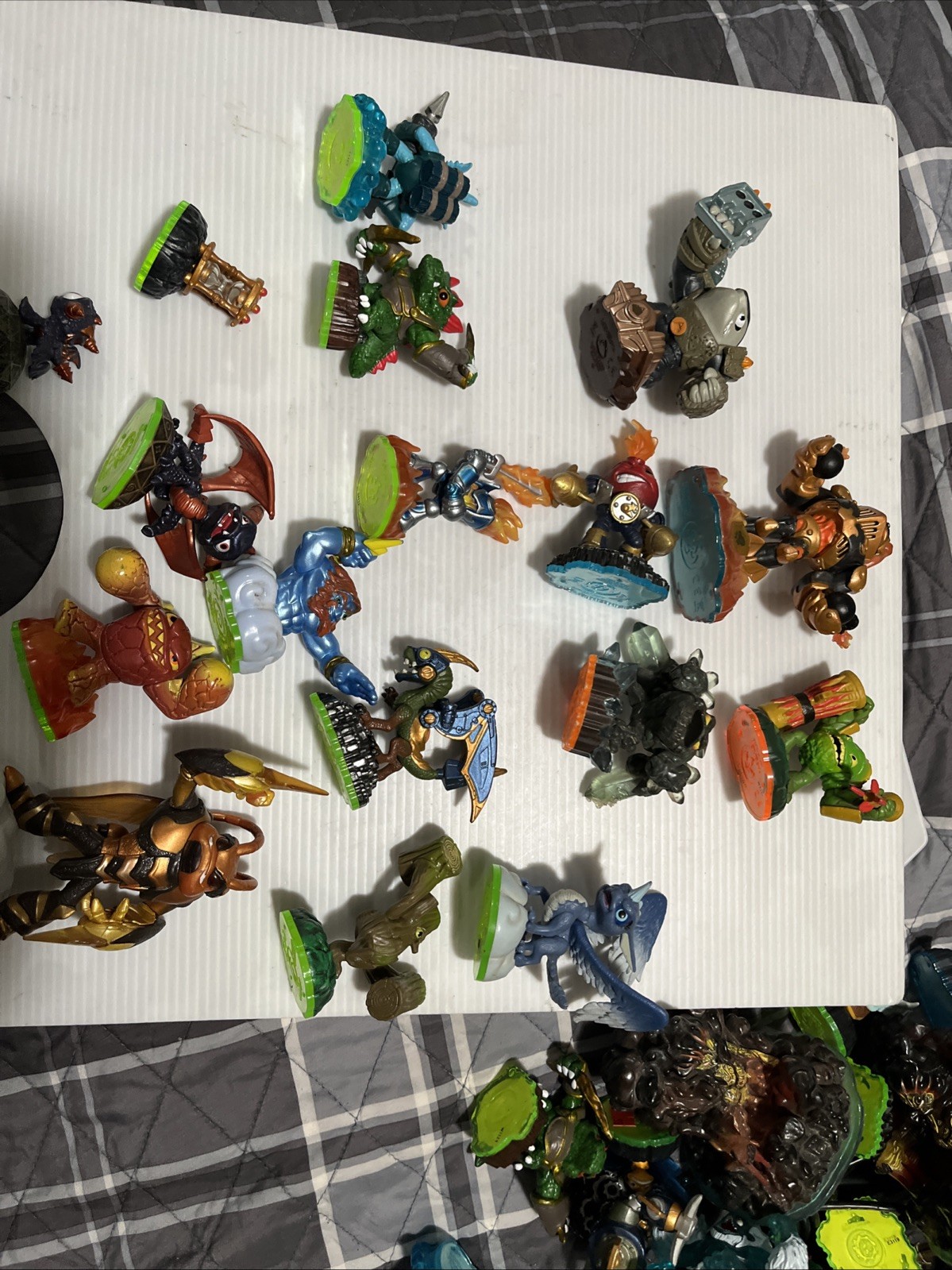 Lot Of 50 Skylanders incluyed enigma and more interesting character