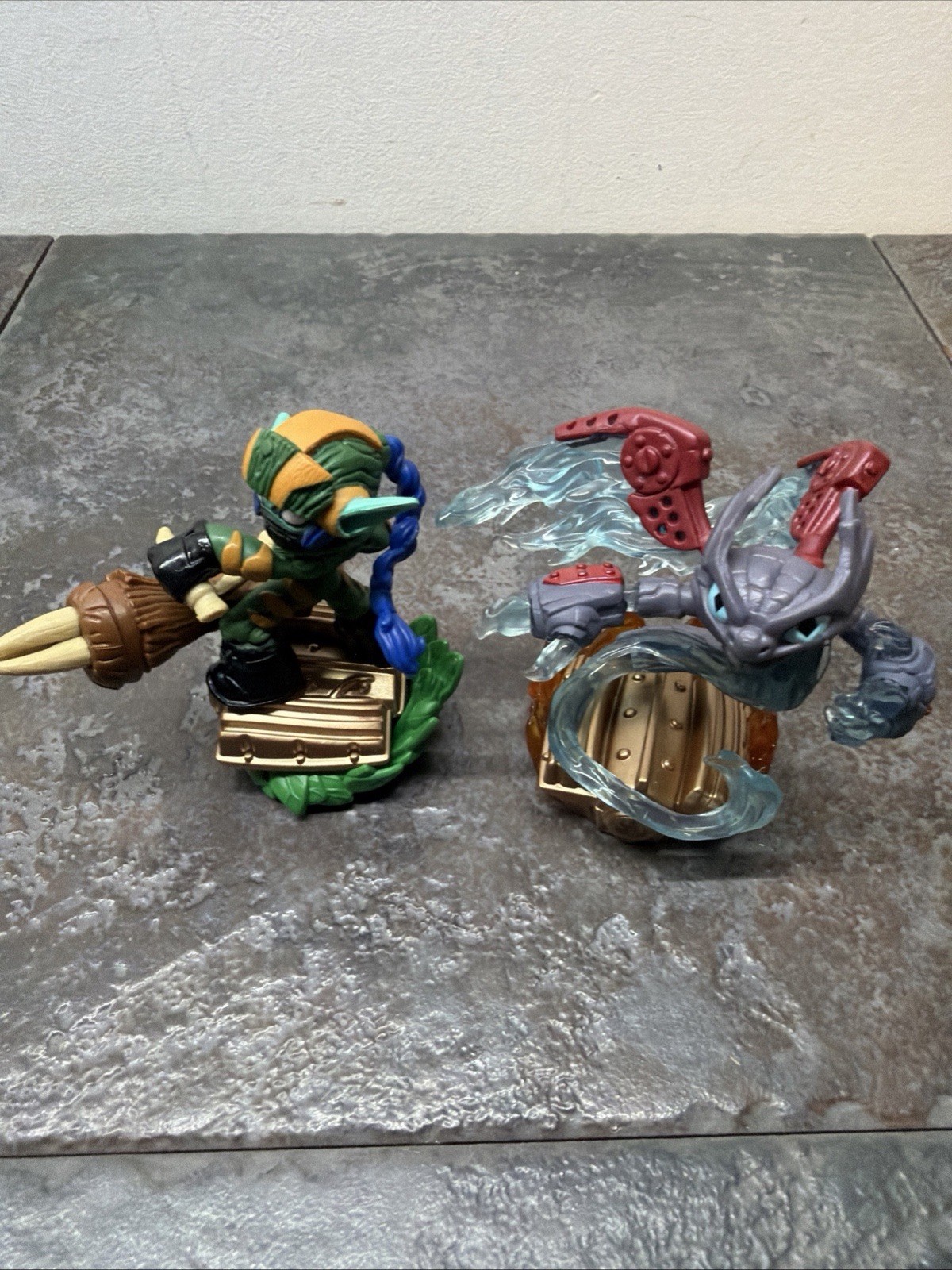Skylanders Character Figure Lot trap team and 6 keys